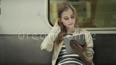 年轻女子在火<strong>车上</strong>用平板电脑听音乐，学生女孩在地铁货<strong>车上</strong>课后用笔记本电脑